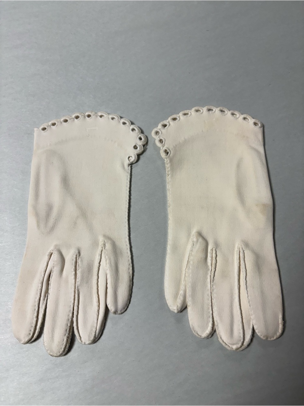 Women’s Vintage White Scalloped Wrist Dress Gloves size 7. 1950’s